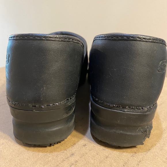 Black clogs by Skechers - Picture 4 of 5